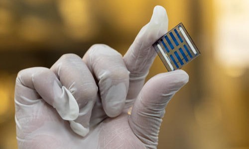 Close-up photo of new solar cell. Credit: ICFO.&nbsp;