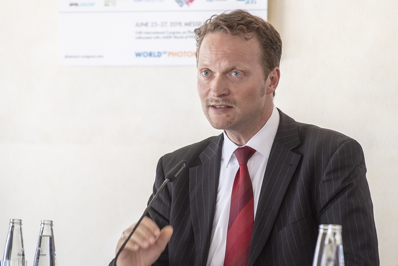 Spectaris managing director J&ouml;rg Mayer, at the press launch of the study suggesting that photonics technology can contribute significantly to meeting the challenges of the Paris Climate Agreement. Photo: Messe Munich.