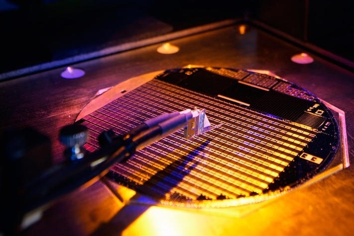 High-performance photovoltaic cells like these are able to convert more than 45% of sunlight into electrical energy. The Spectaris and Tematys report envisages PV contributing by far the most of any photonics technology to mitigating climate change. Photo: Soitec/Fraunhofer ISE.