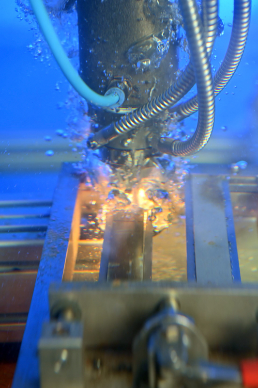 With laser-induced detonation, explosive ordnance is to be defused more safely, efficiently and in a more 