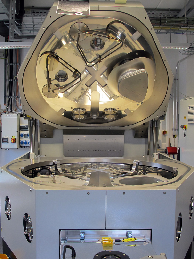 The plasma-based Spatial ALD system operates with rotation and can precisely coat even complex-shaped optics. Photo: LZH.
