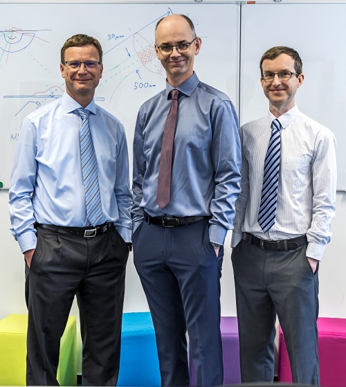 (l-r): Ralf Wolleschensky, Thomas Kalkbrenner, and J&ouml;rg Siebenmorgen - leaders of the Zeiss team that developed the Lattice Lightsheet 7 microscope for imaging living cells. Photo: Zeiss/DZP.