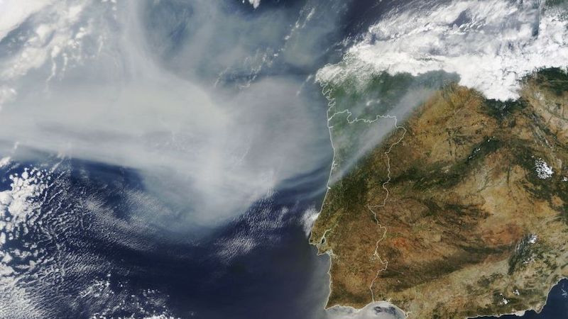 Smoke from North American wildfires drifts towards Europe. Credit: NASA/Leibniz Association.