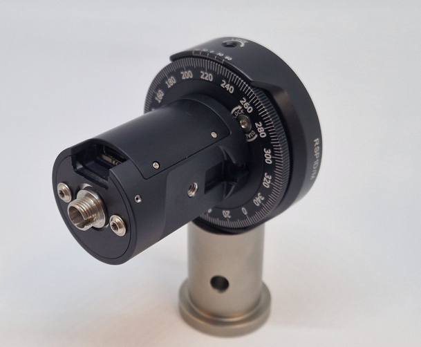 Infleqtion's optical fiber collimator, shown here with Thorlabs' RSP1D/M continuous rotation mount and pedestal pillar post. Developed in the UK, the collimator has been tailored to the stringent demands of quantum technology applications. Photo: Infleqtion.