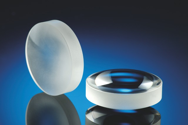 Fused silica optic before and after laser polishing. &copy; Fraunhofer ILT, Aachen, Germany.