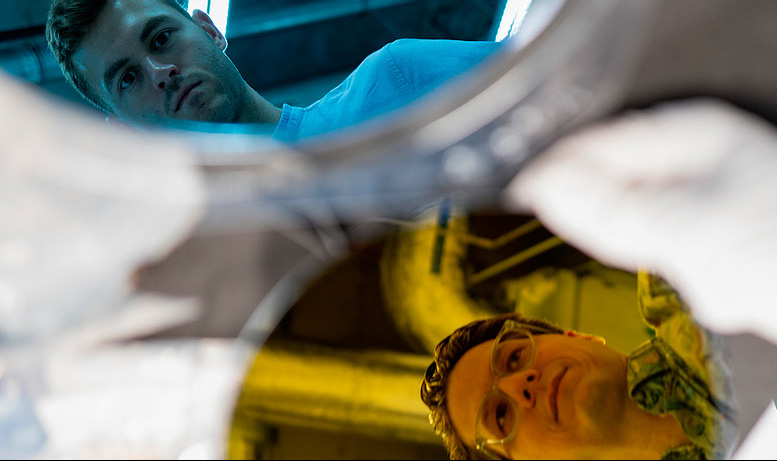 Thin-films of 200-mm strontium titanate (SrTiO3) grown on silicon wafer (blue wafer = stochimetric (Andries Boelen, PhD researcher at imec and KU Leuven) and yellow = off-stochiometric Image: Christian Haffner, scientific director at imec.