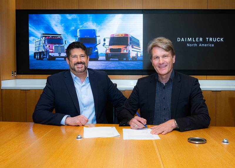 Innoviz co-founder and CEO Omar Keilaf (left) and Hans-Christian Muenchmeyer, the director of purchasing at Daimler Truck North America, sign the agreement that sees Innoviz provide short-range lidar units for future Level 4 autonomous trucks. Photo: Innoviz Technologies/Daimler Truck.