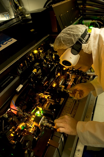 The orange color of the laser duide star developed by Toptica and Canadian partner MPB Communications is exactly the same as that of sodium street lamps. The laser has been tuned to that color to efficiently excite the sodium atoms in the high atmosphere that generate the 