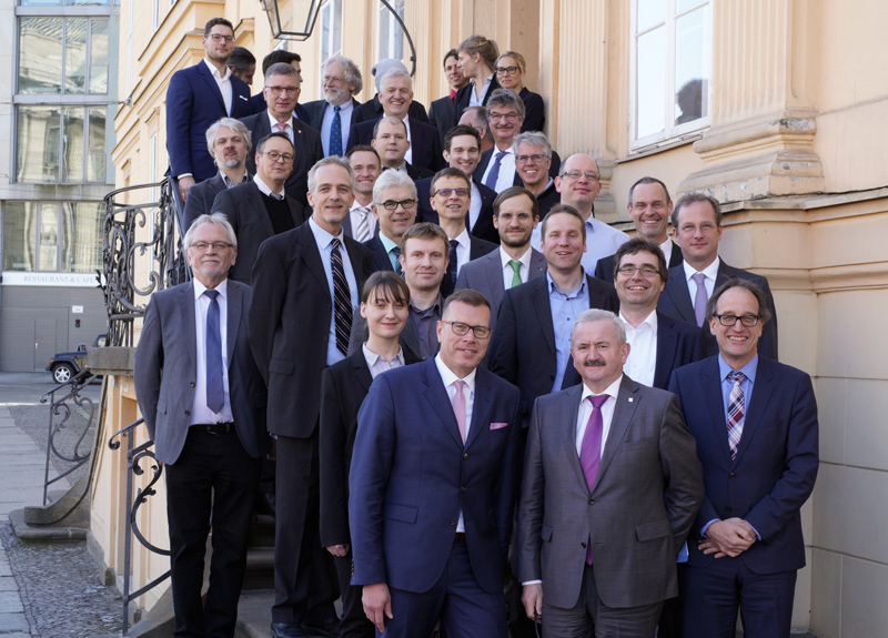 Fraunhofer President Prof. Reimund Neugebauer and the consortium partners of the Fraunhofer Lighthouse Project QUILT. &copy; Fraunhofer IOF, Jena, Germany.