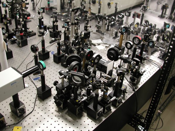 THz paintmeter setup on optical table