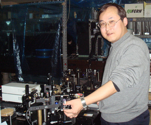 Radially polarized beam produced using an active fiber and a converging Brewster axicon