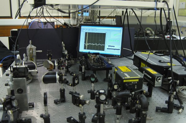 Terahertz time domain spectroscopy setup