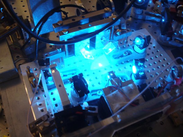 doubly resonant cavity 326 nm