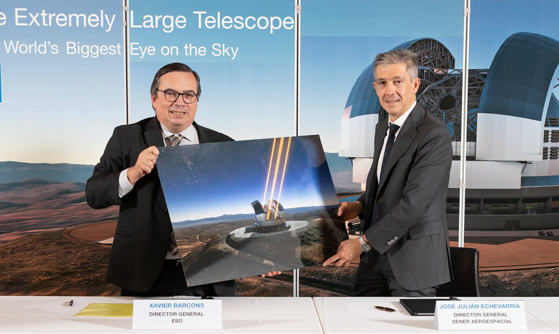 Xavier Barcons, ESO’s DG, with José Julián Echevarría, head of SENER Aerospace.