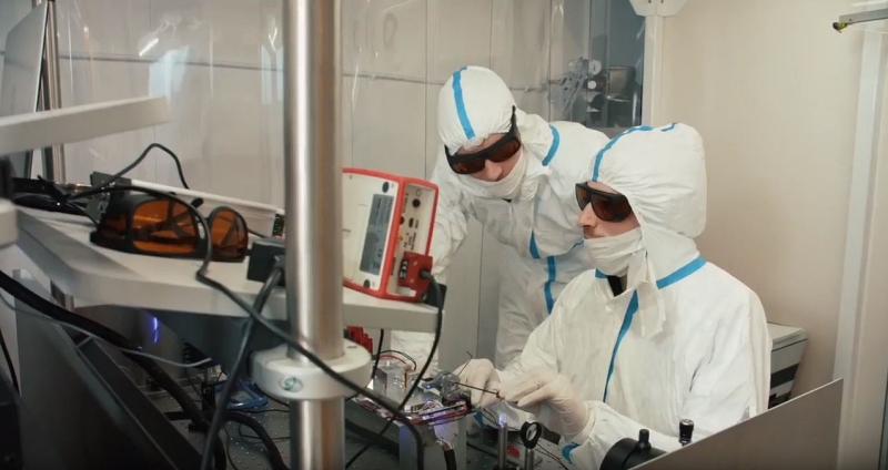 Single-frequency source