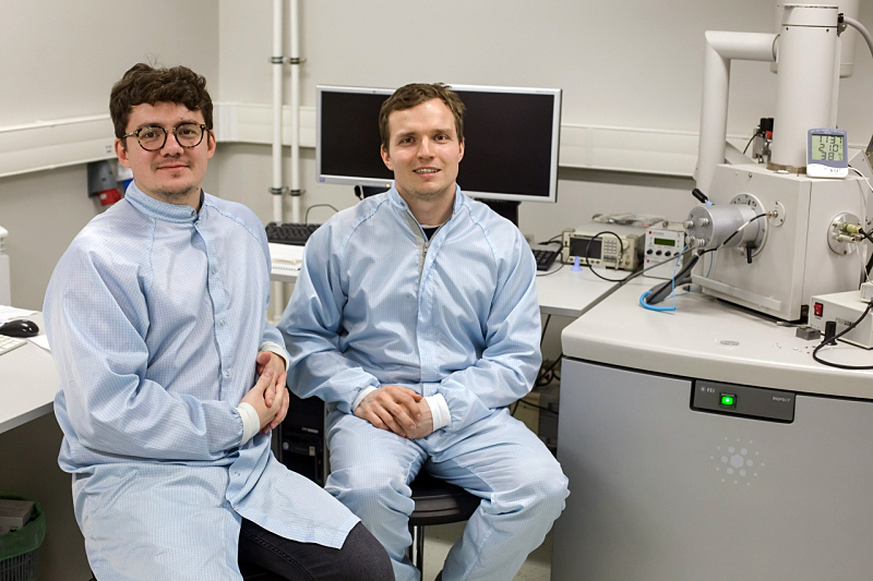 Valentin Milichko and Nikita Kulachenkov working at ITMO.