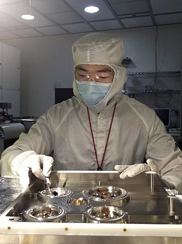 Mingxiao Li works on a LiNbO3 chip. 