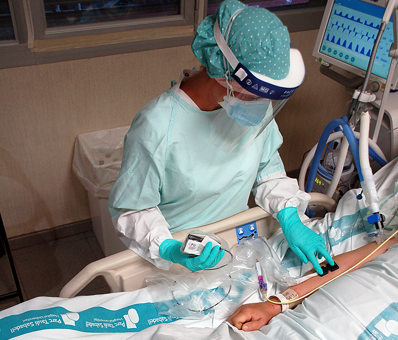 A doctor uses the HemoCovid-19 device on a patient at Parc Taulí Hospital.