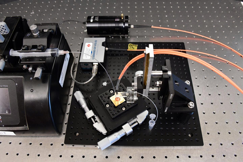 OIST’s optical-microfluidic lab on chip is economical to mass-produce. OIST’s optical-microfluidic lab on chip is economical to mass-produce.