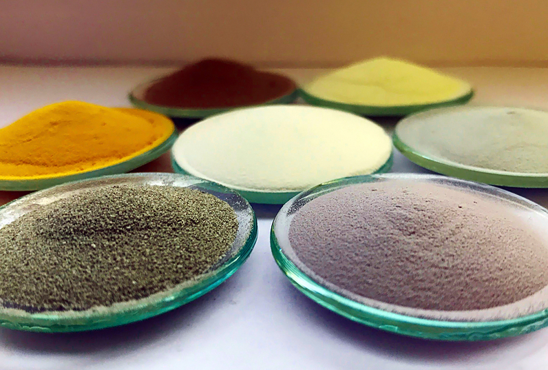 Raw material, coated with nanoparticles for color laser-based 3D printing.