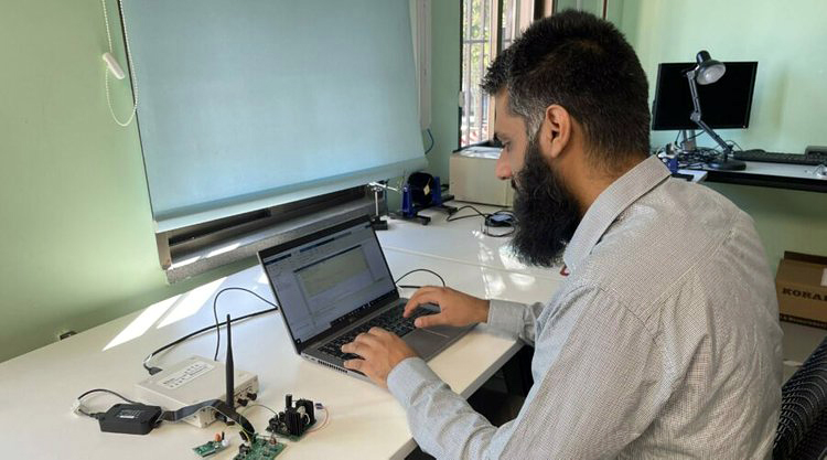 Re-thinking Li-Fi: Muhammad Sarmad Mir in the lab at IMDEA Networks.