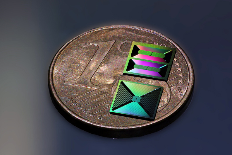 Integrated silicon nitride photonic chips with meter-long spiral waveguides. 