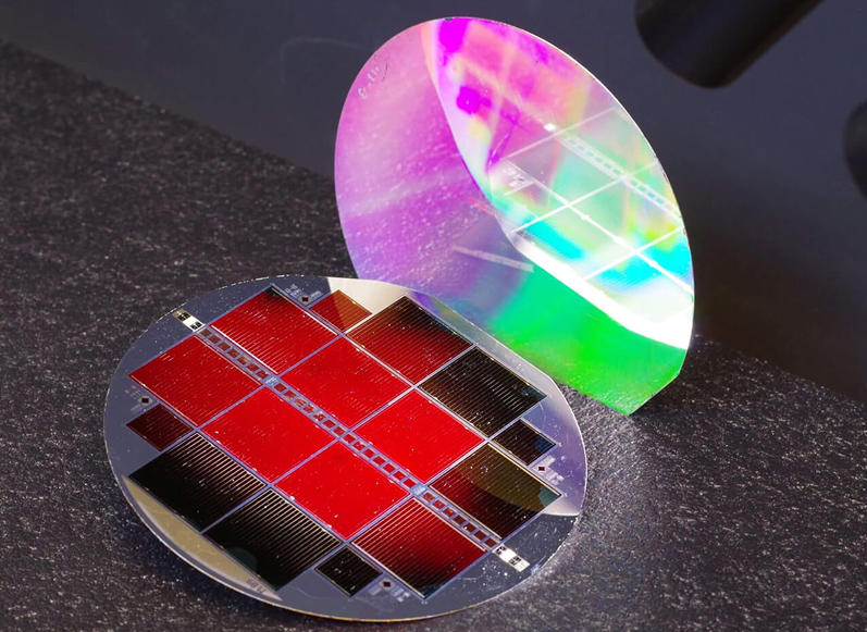 The new III-V / Si tandem solar cell with 35.9 % efficiency.