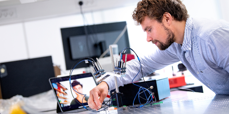 Ice work: Simon Lehnskov Lange, a postdoc at DTU Fotonik. Ice work: Simon Lehnskov Lange, a postdoc at DTU Fotonik.