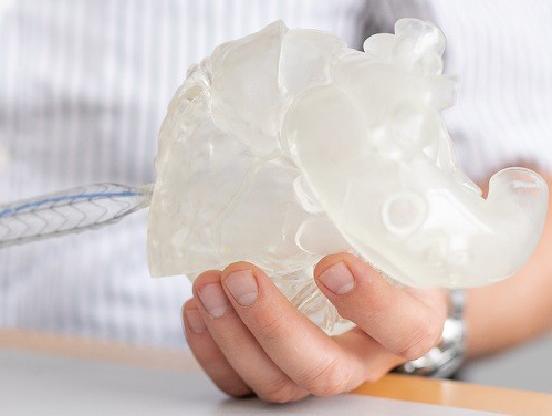 Demonstrating the implantation of the right heart pump.