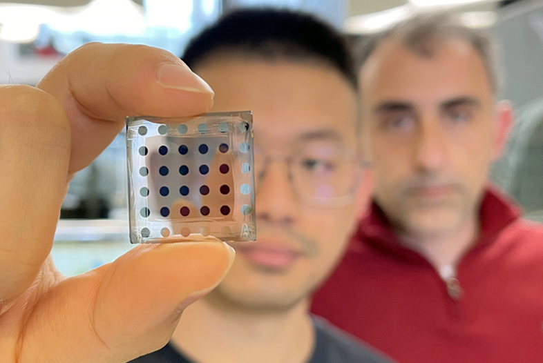 ICFO researcher Yongjie Wang holding the device.