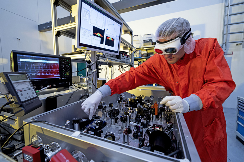 Generation of ultrashort laser pulses in Alexander Weigel’s lab.