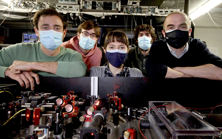 The researchers in their lab at ICFO. Click for info.