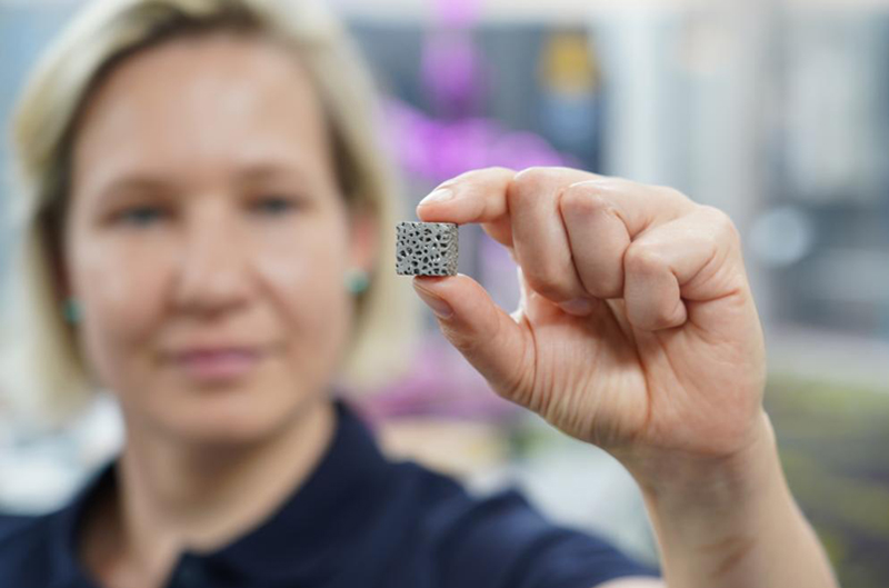 LZH is researching the additive manufacturing of dental implants. 