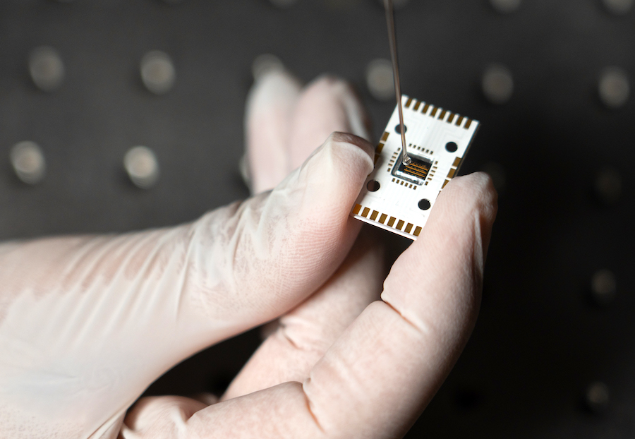 Quantum cascade: fingertip-scale sensor