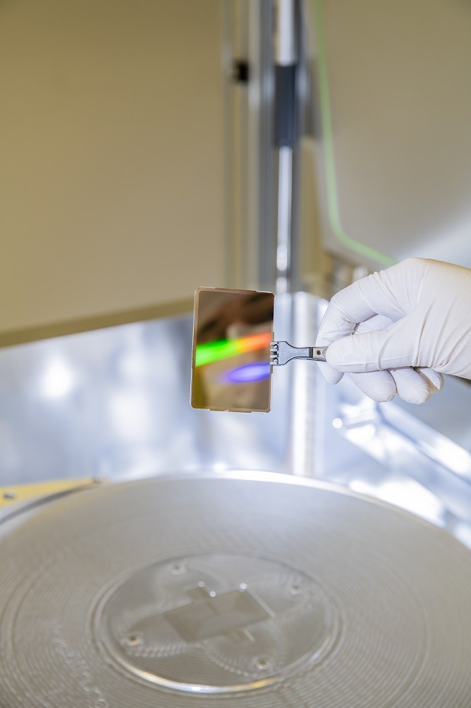 A diamond the size of a credit card acts as a beam splitter.