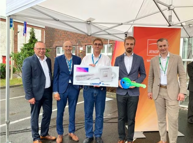 Ralf Kuschnereit (Jenoptik) and Berlin district mayor Oliver Igel at the new site.