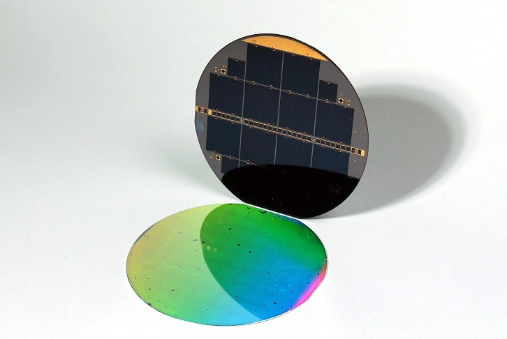 Record cell combines a “silicon TOPCon” layer with GaInP and GaInAsP.