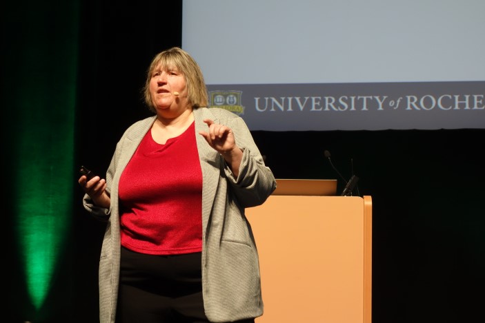 Prof. Julie Bentley: “Should we keep teaching optics fundamentals?” 