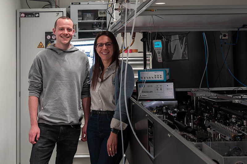 Dr. Hanieh Fattahi (right) together with Kilian Scheffter in the lab.