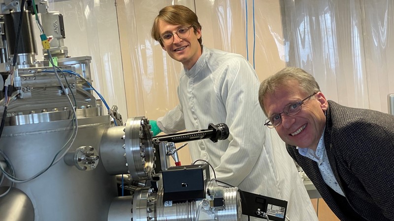 Bert Müller, right, at work with postdoc Griffin Rodgers.