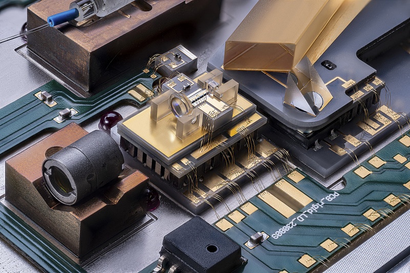 Photonic micro-integration for quantum