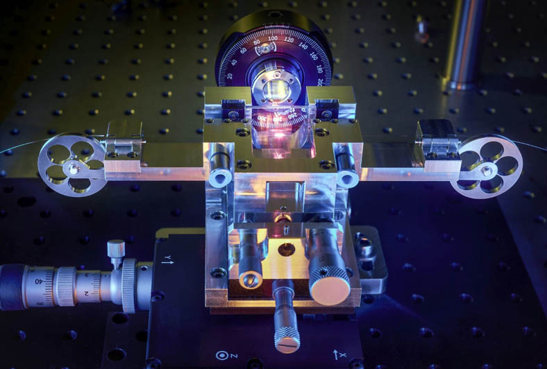 A USP laser writes a fiber Bragg grating into a fiber.