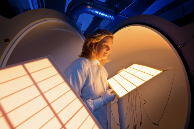 OLEDs are tested at COMEDD in an integrating sphere.