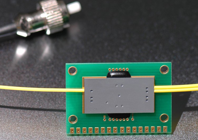 Fraunhofer IPMS's fiber-coupled liquid crystal optical switch.