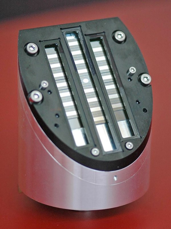 Optical scan head with integrated MEMS mirror array.