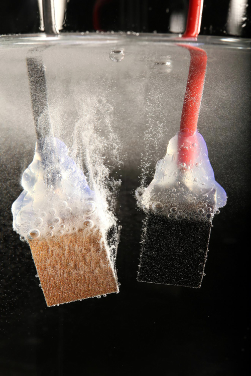 Promising: a profusion of tiny bubbles escapes from the electrodes.