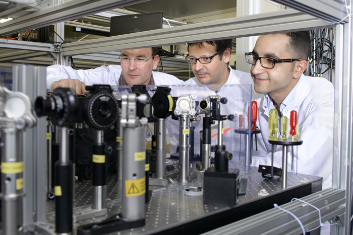 Christoph Hauri, Carlo Vicario and Mostafa Shalaby in the laser laboratory at PSI. 