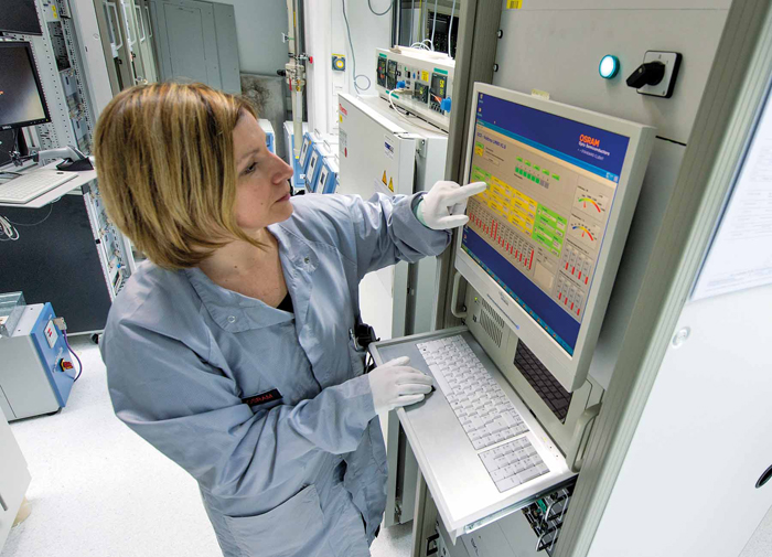 Robustness tests are carried out in Osram's Reliability Lab.