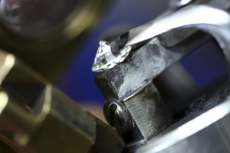 Diamond cutting: better by laser?