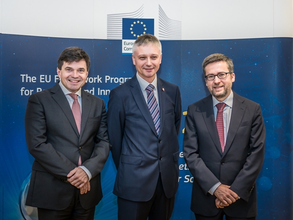 Commission cash for Czech laser center